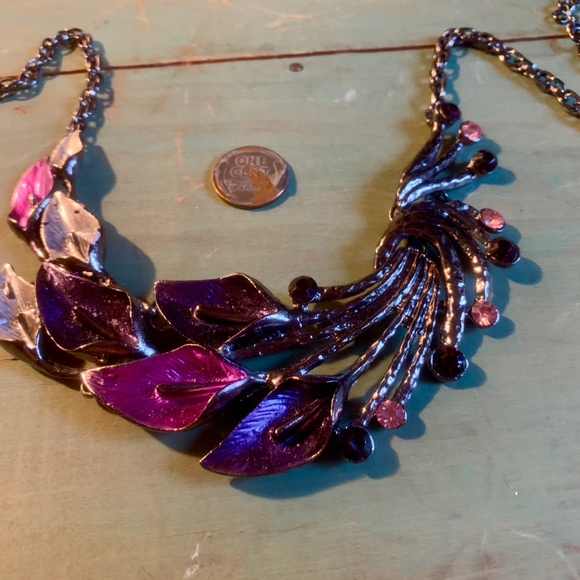 💜 Purple Calla Lilies Leaf Spray & Crystals Silver Tone Statement Necklace 💜 - Picture 6 of 7